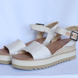 TOM’S Cream Wedges